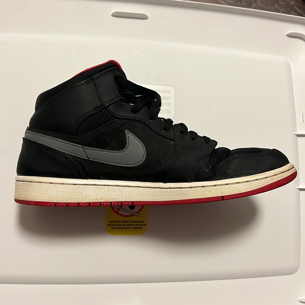 Jordan 1 Mids - Picture 3 of 6
